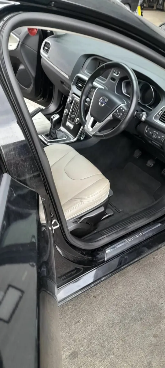 Volvo V40 D2 MOMENTUM ED 5DR - Image 4