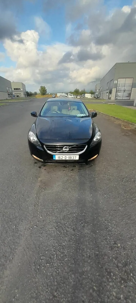 Volvo V40 D2 MOMENTUM ED 5DR - Image 1