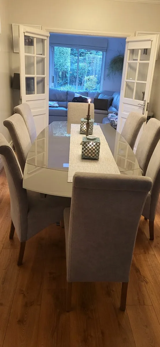 Table and chairs - Image 1