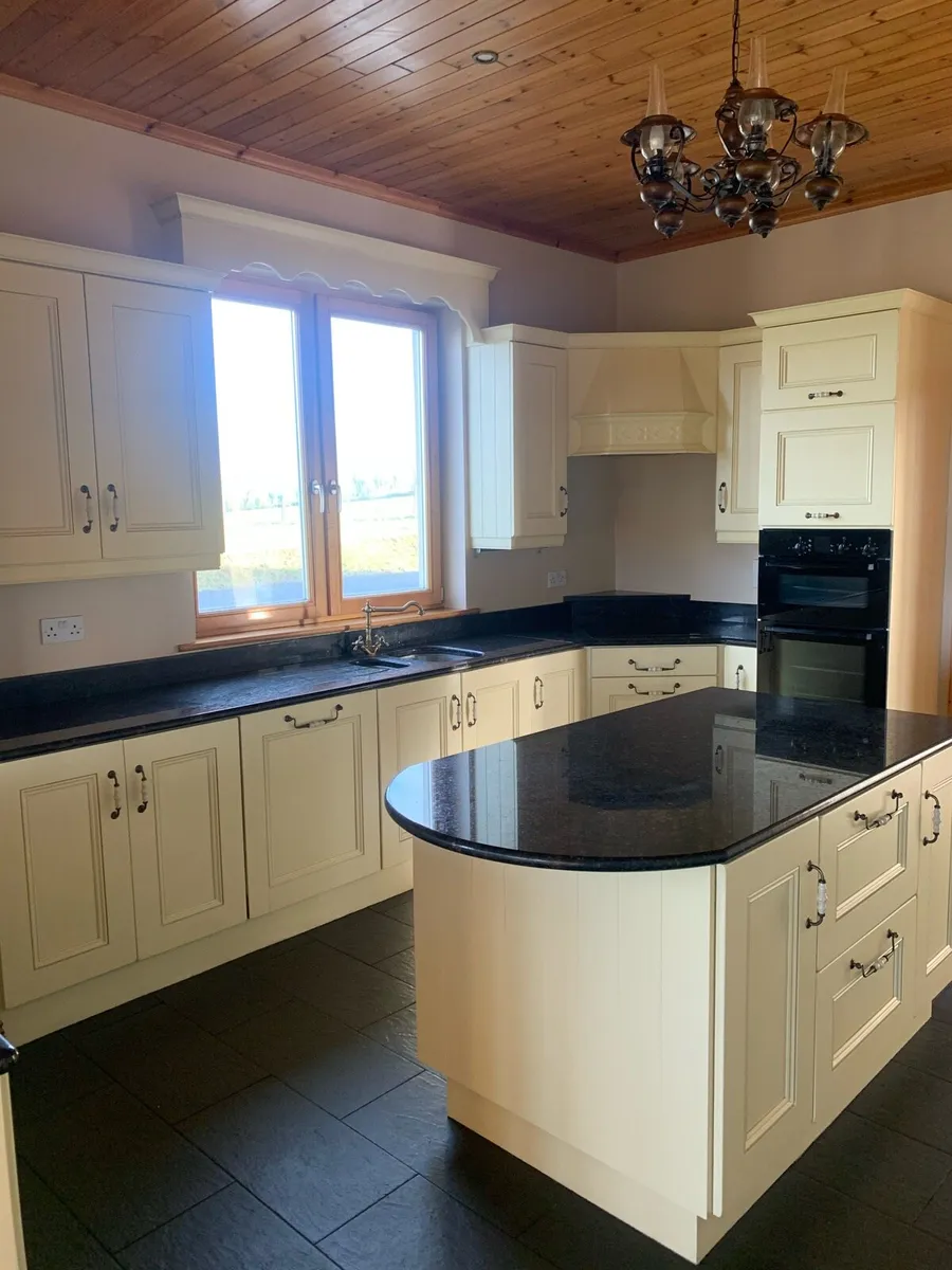 Granite counter top - Image 1