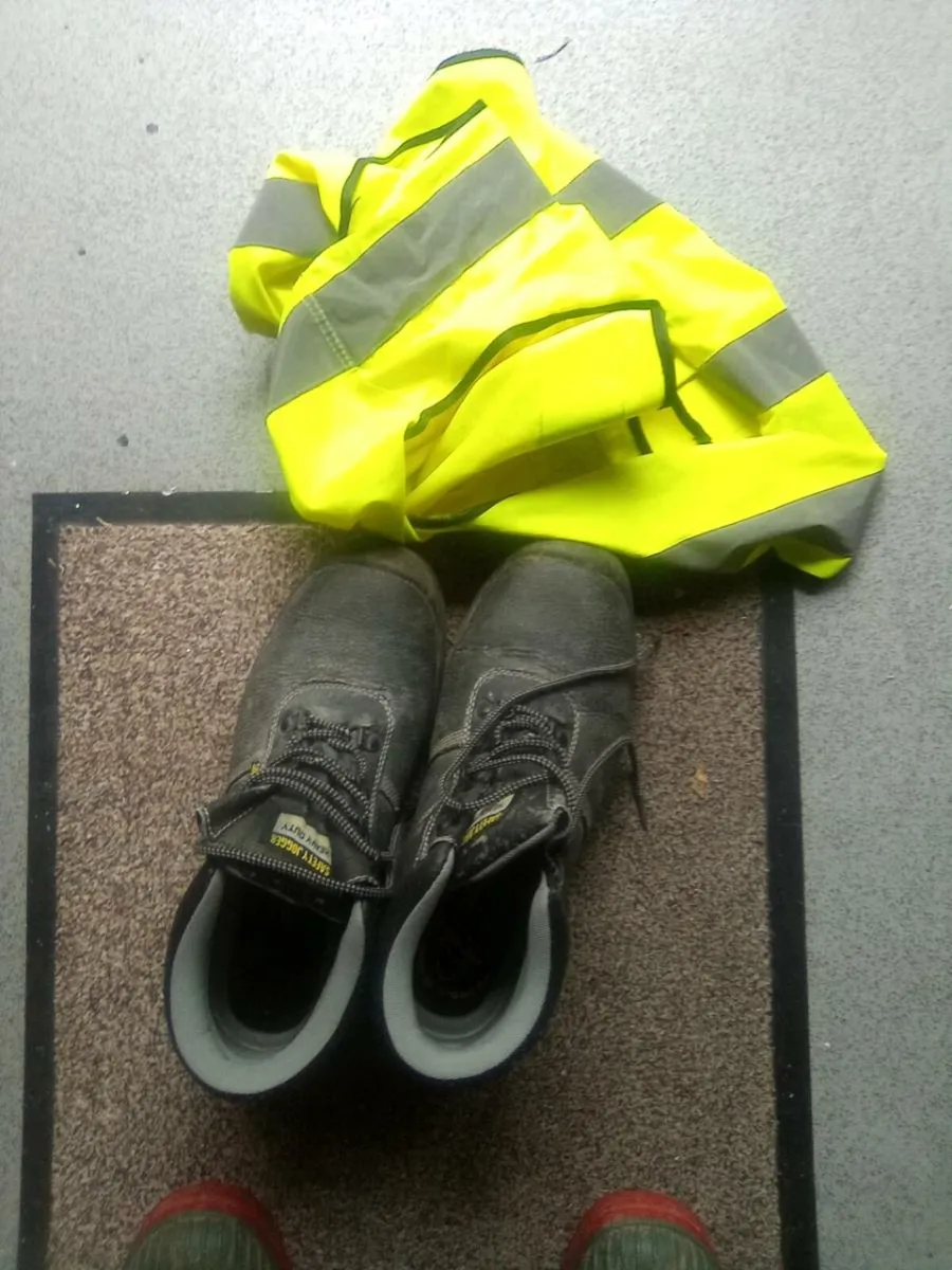 SIZE.  12. WORK. BOOTS  AND.  VIZZI. VEST . - Image 1