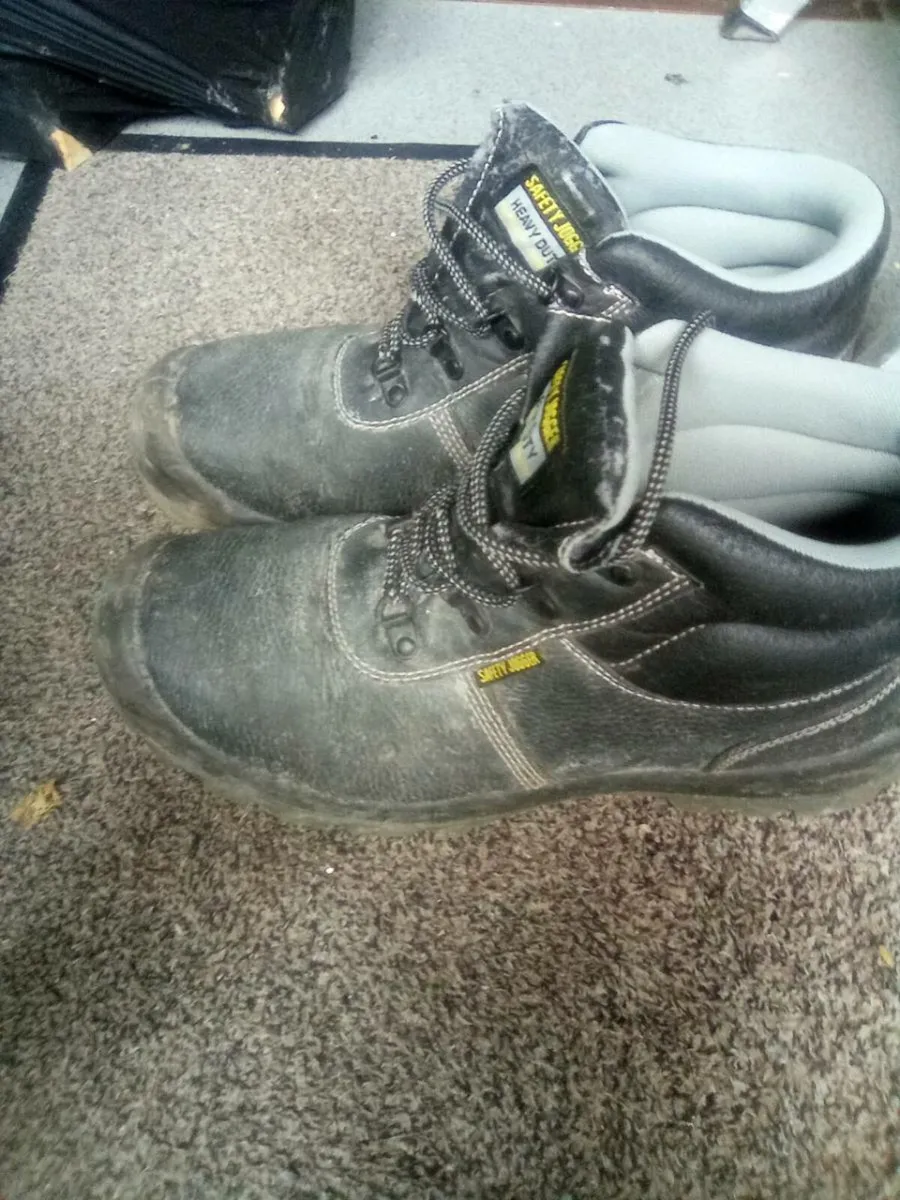 SIZE.  12. WORK. BOOTS  AND.  VIZZI. VEST . - Image 2