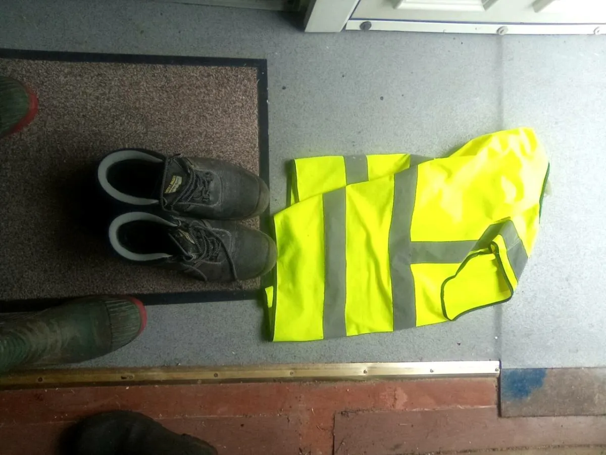 SIZE.  12. WORK. BOOTS  AND.  VIZZI. VEST . - Image 3