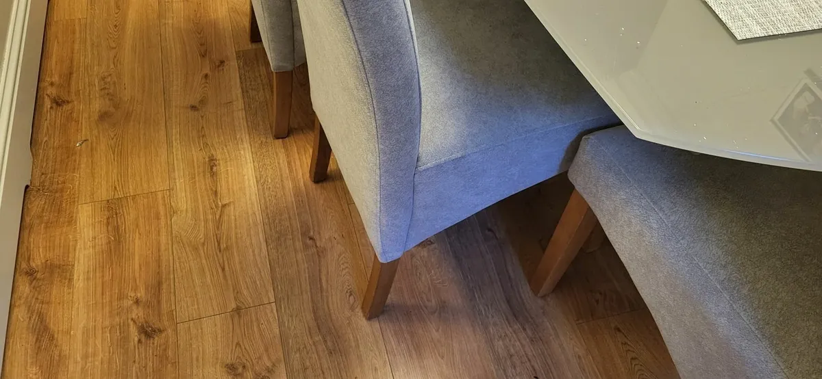 Table and chairs - Image 2