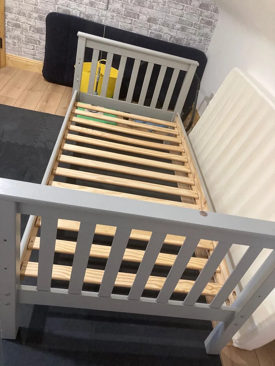 Single bed - Image 1