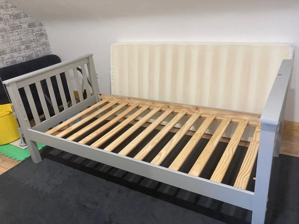 Single bed - Image 2