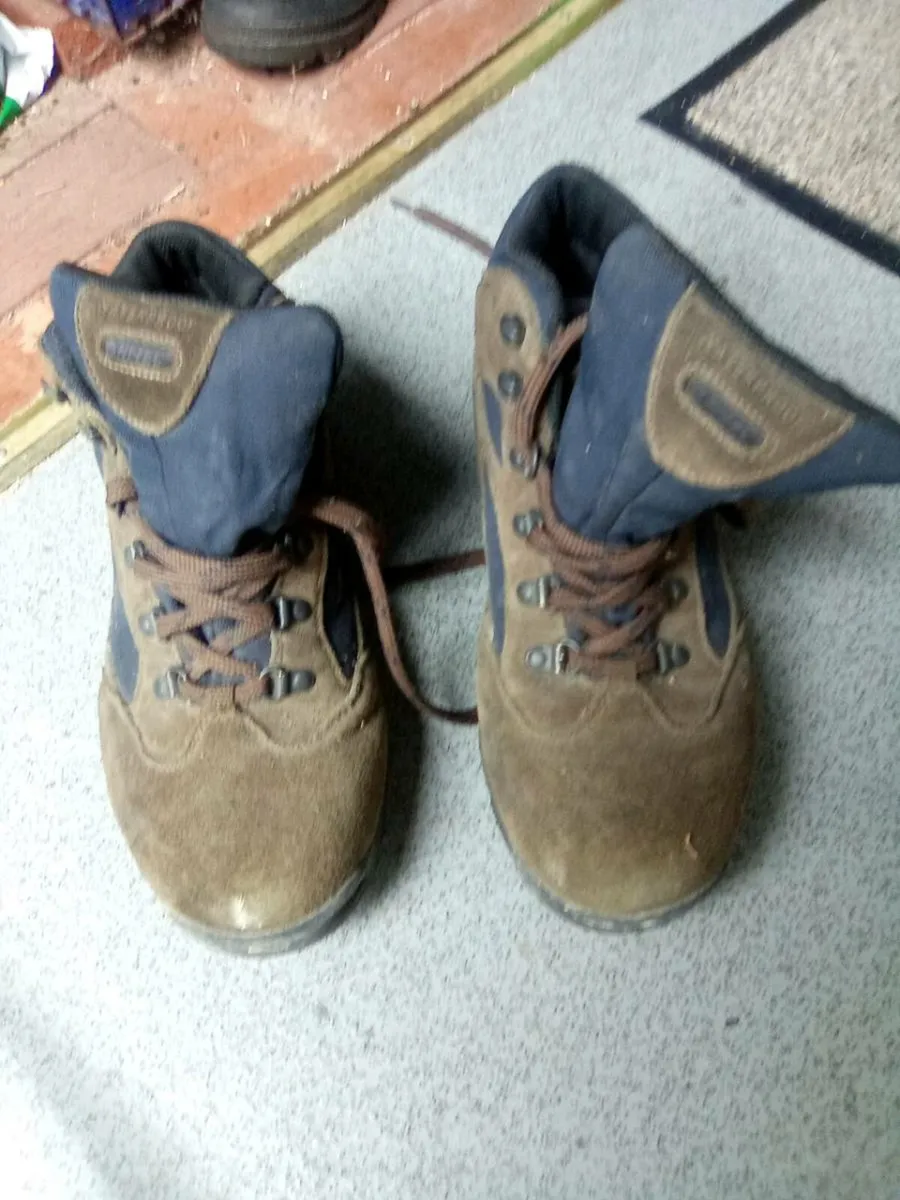 SIZE.  8.  HIKING. BOOTS.  AND.  BEANIE.  HAT - Image 2