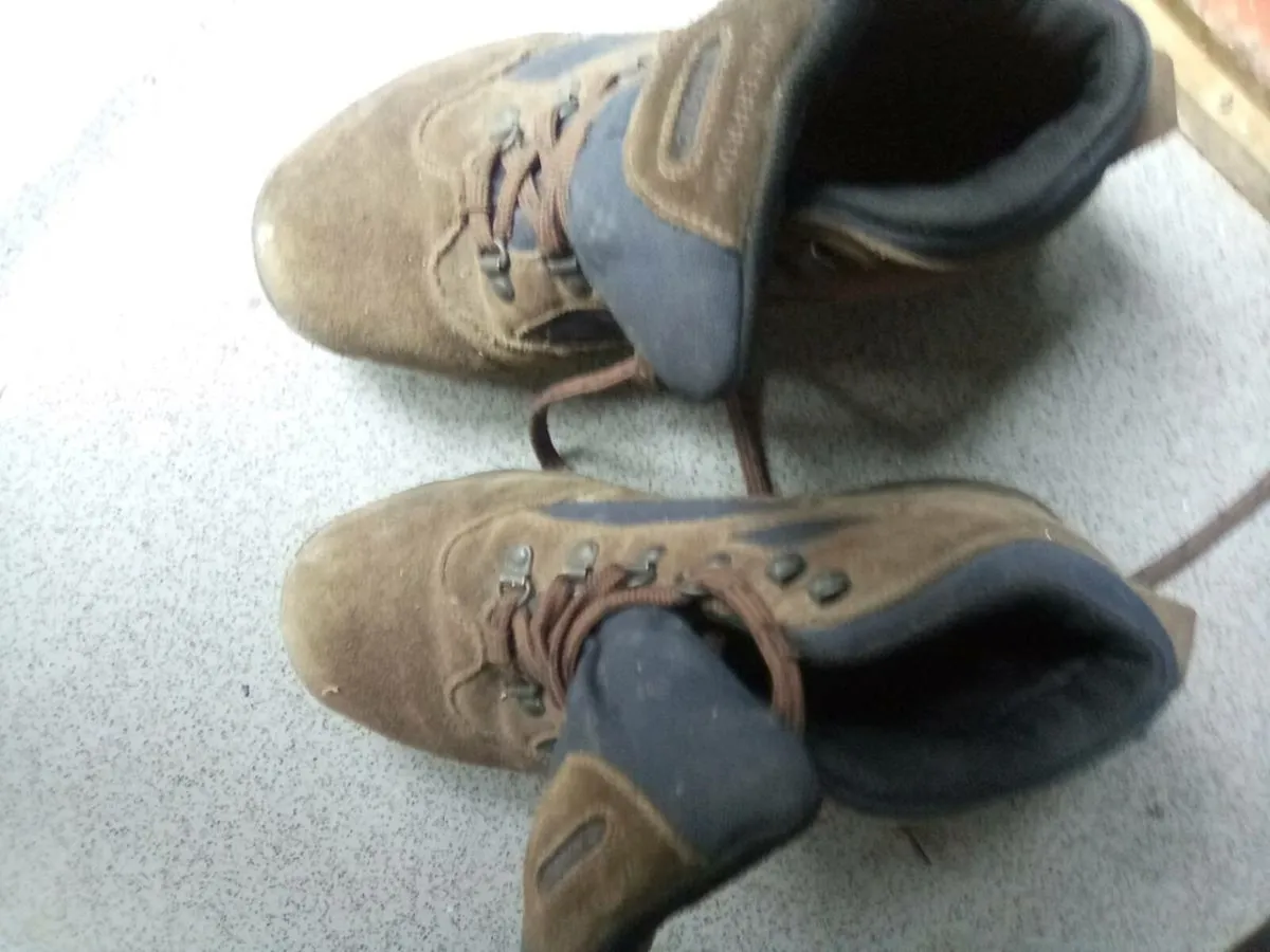 SIZE.  8.  HIKING. BOOTS.  AND.  BEANIE.  HAT - Image 3