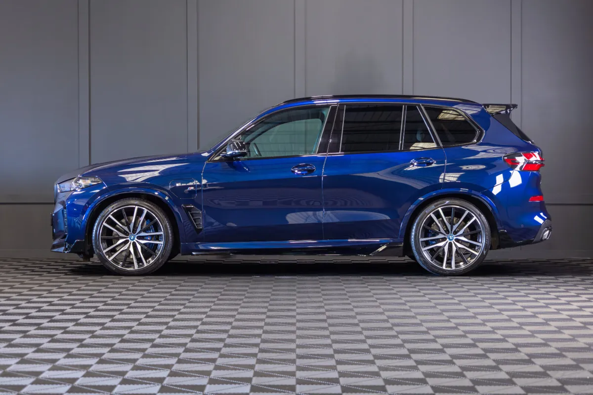 2025 BMW X5 X-Drive 50e M-Sport - Image 3