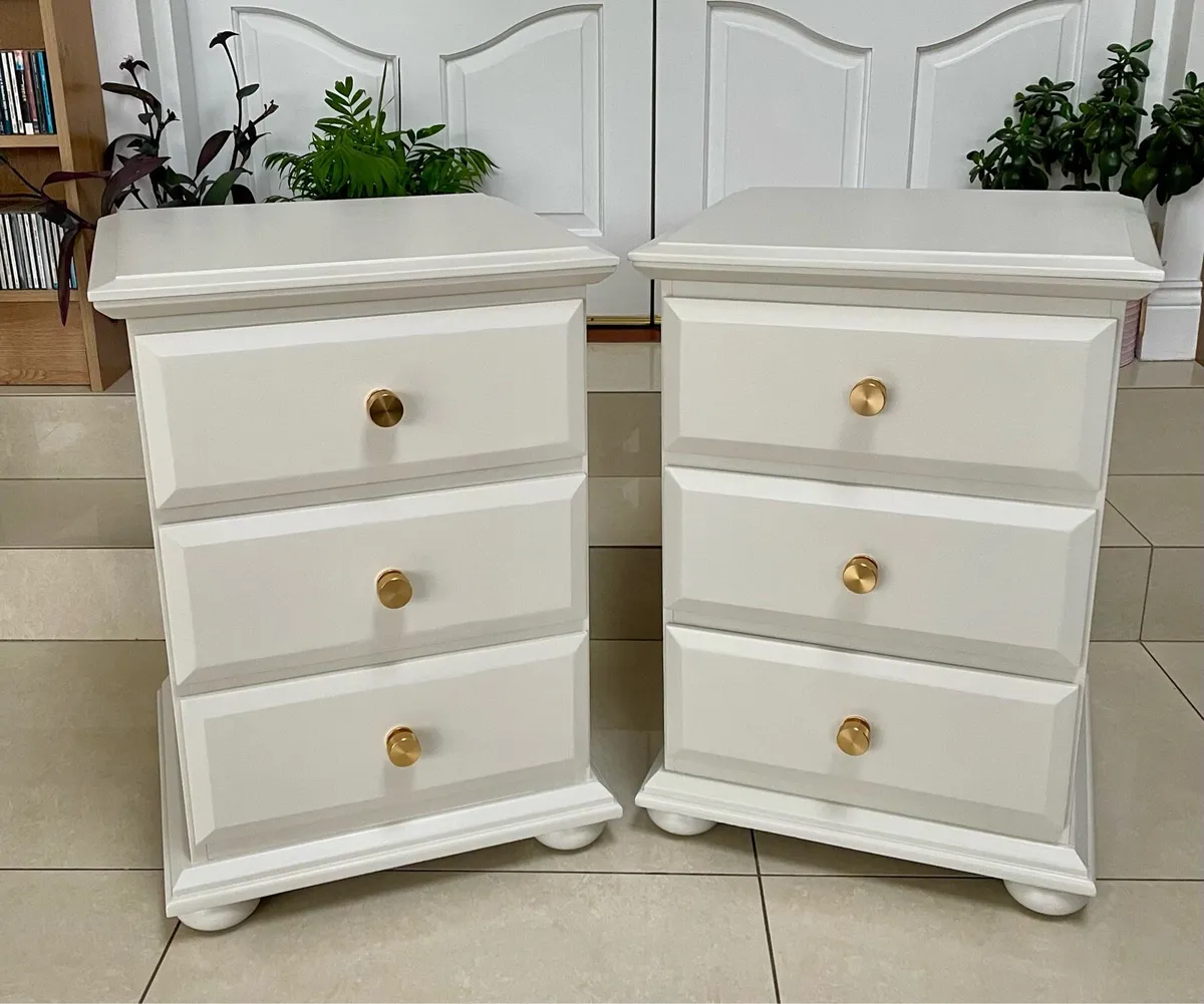 Pair of bedside lockers - Image 1
