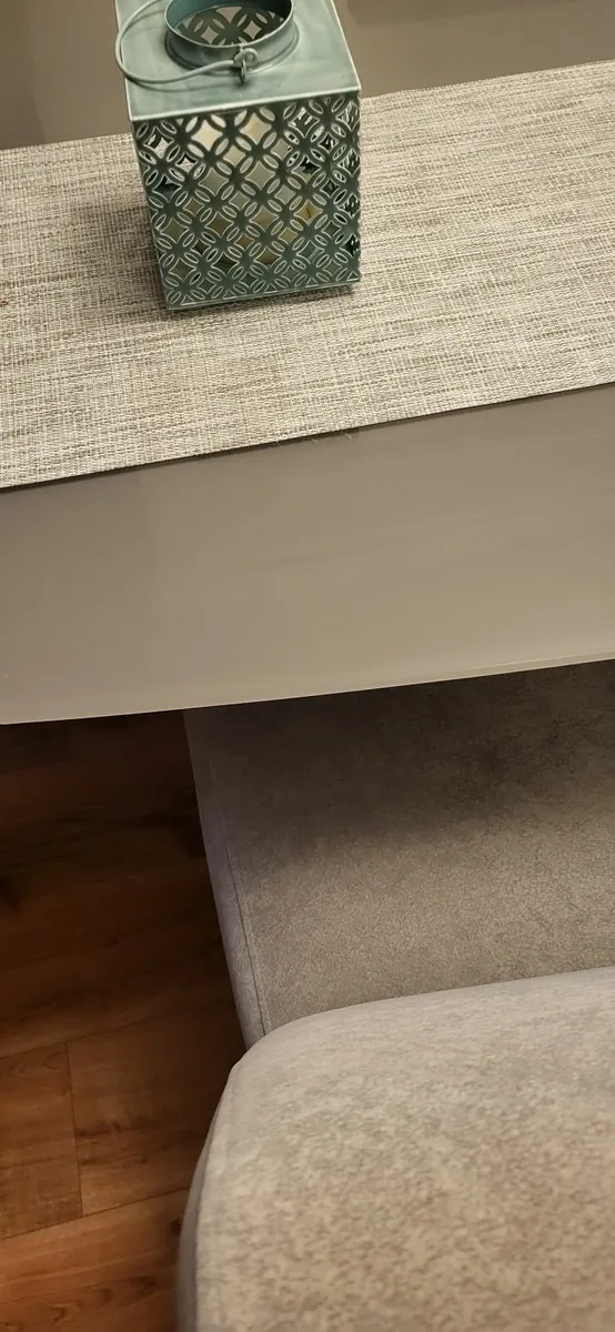 Table and chairs - Image 3