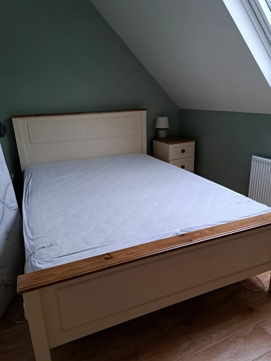 Bed and accessories - Image 3