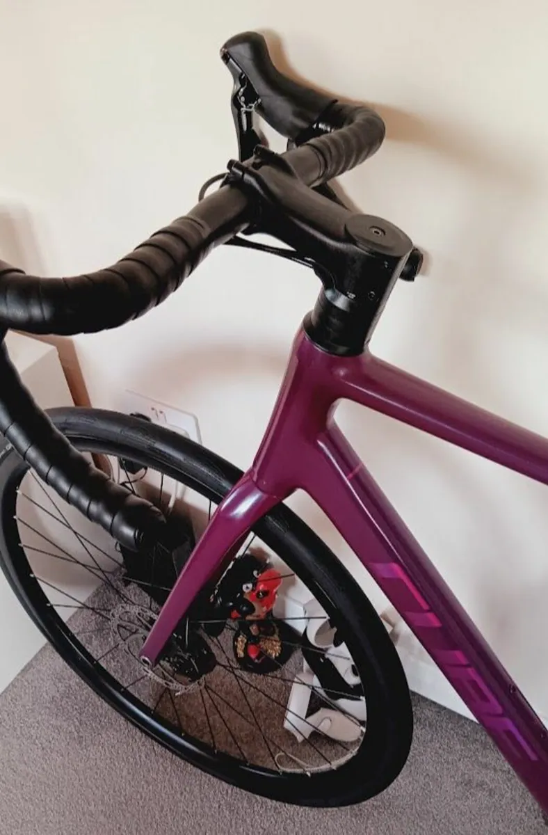 Cube Attain pro Superlite road bike like new - Image 3