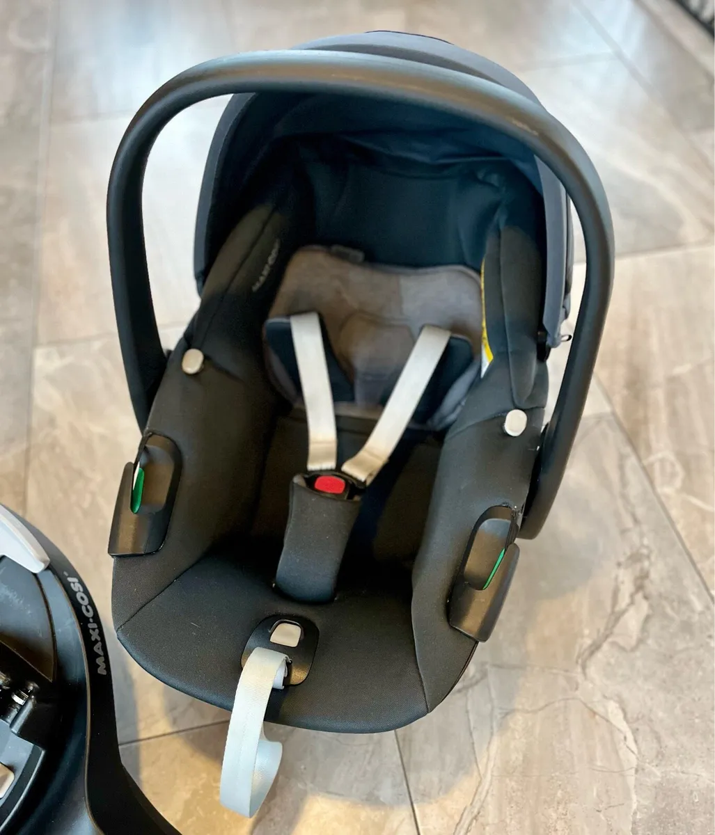 Maxi Cosi Pebble & FamilyFix 360 Base - Image 1