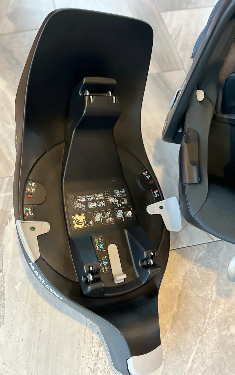 Maxi Cosi Pebble & FamilyFix 360 Base - Image 3