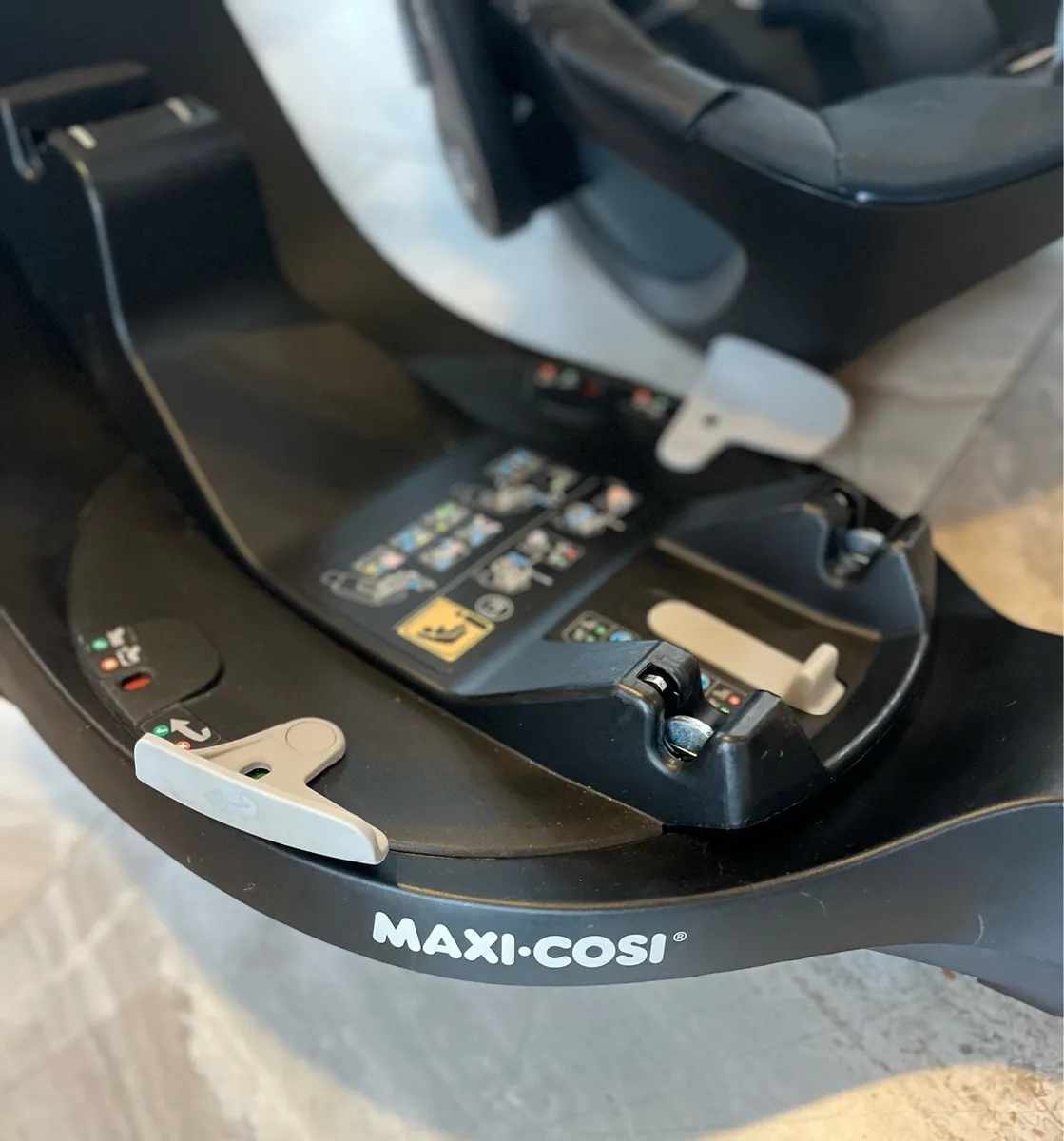 Maxi Cosi Pebble & FamilyFix 360 Base - Image 4