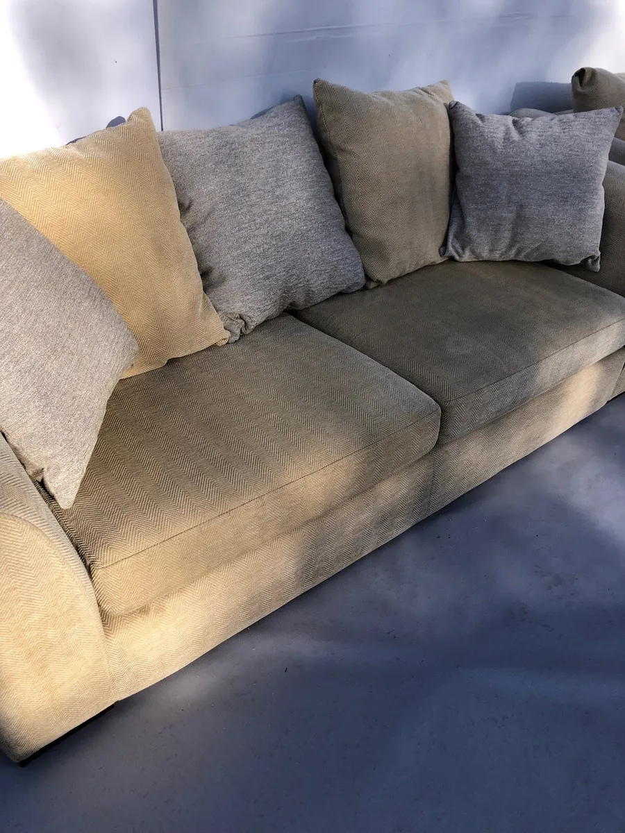 311. Suite. - Image 3