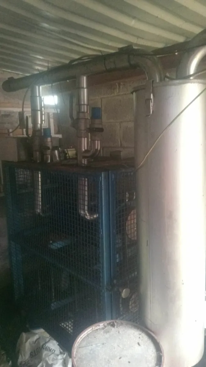 16 UNIT DAIRY MASTER MILKING PARLOUR AND FEEDERS - Image 2