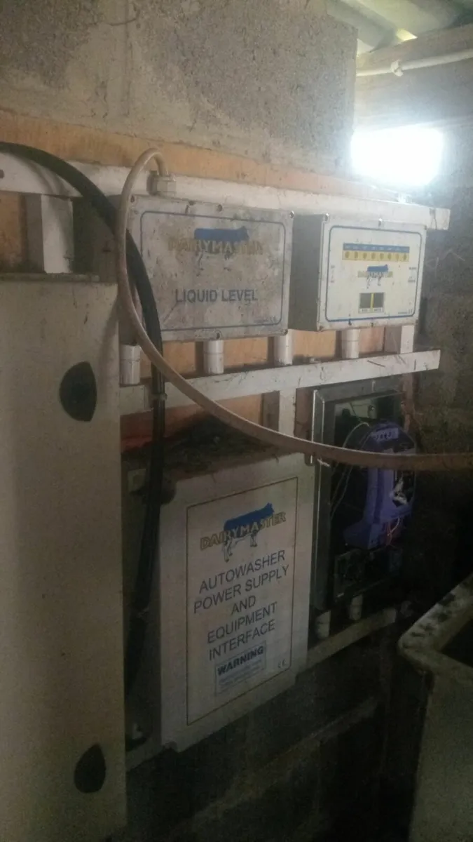 16 UNIT DAIRY MASTER MILKING PARLOUR AND FEEDERS - Image 3