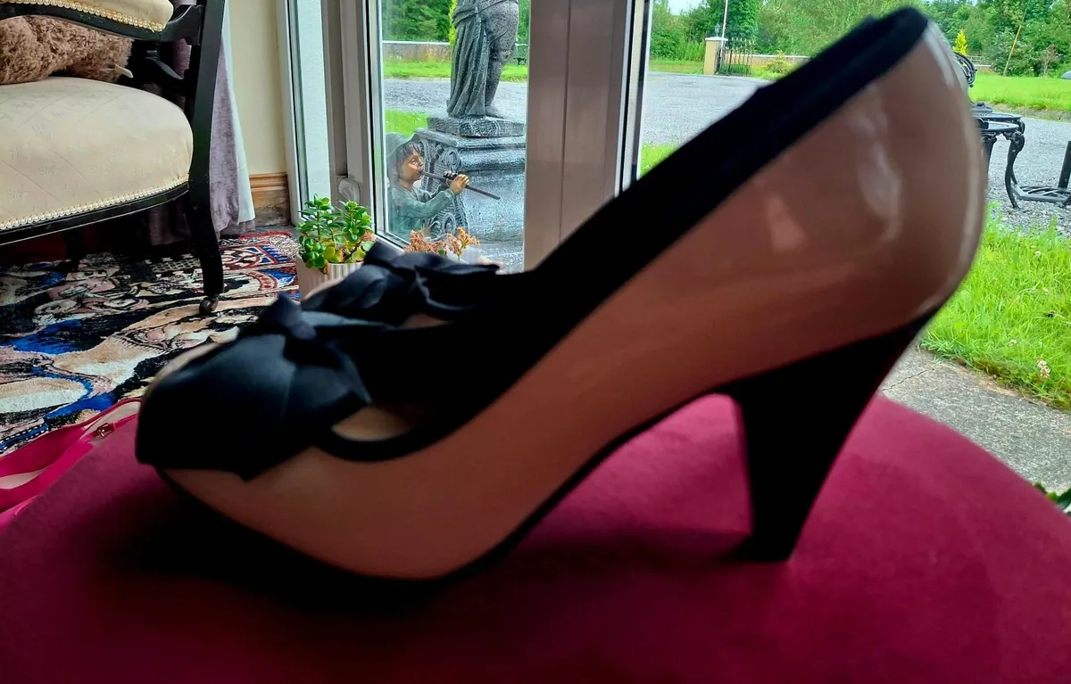 Dorothy Perkins court shoes. - Image 3
