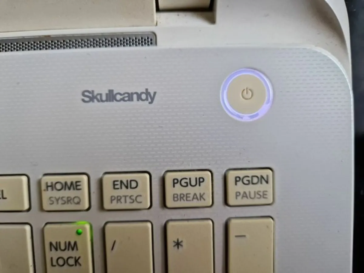 Toshiba Satellite Laptop L50D-B-18Z, 4GB Ram, 1TB - Image 4