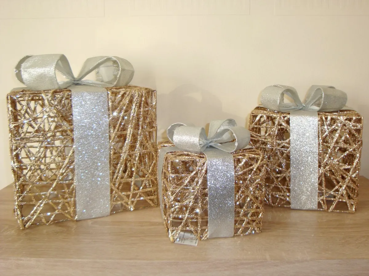 Christmas light gift boxes gold-champagne and silv - Image 4