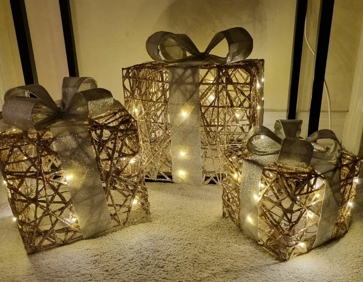 Christmas light gift boxes gold-champagne and silv - Image 1