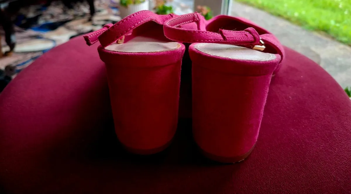 ​Vibrant Fuchsia Pointed Toe Block Heels (UK 6 - Image 2