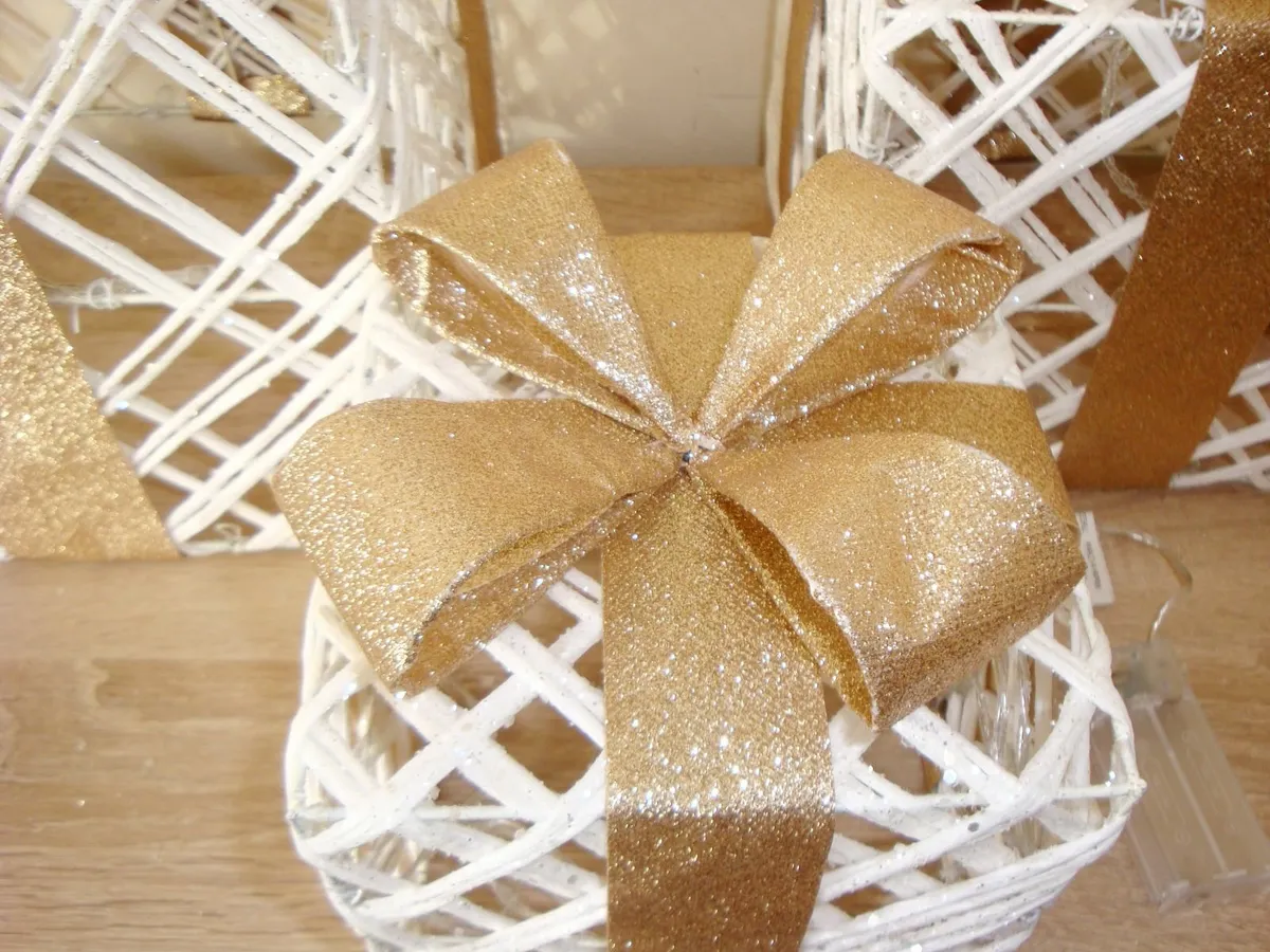 Christmas light gift boxes white and gold - Image 3