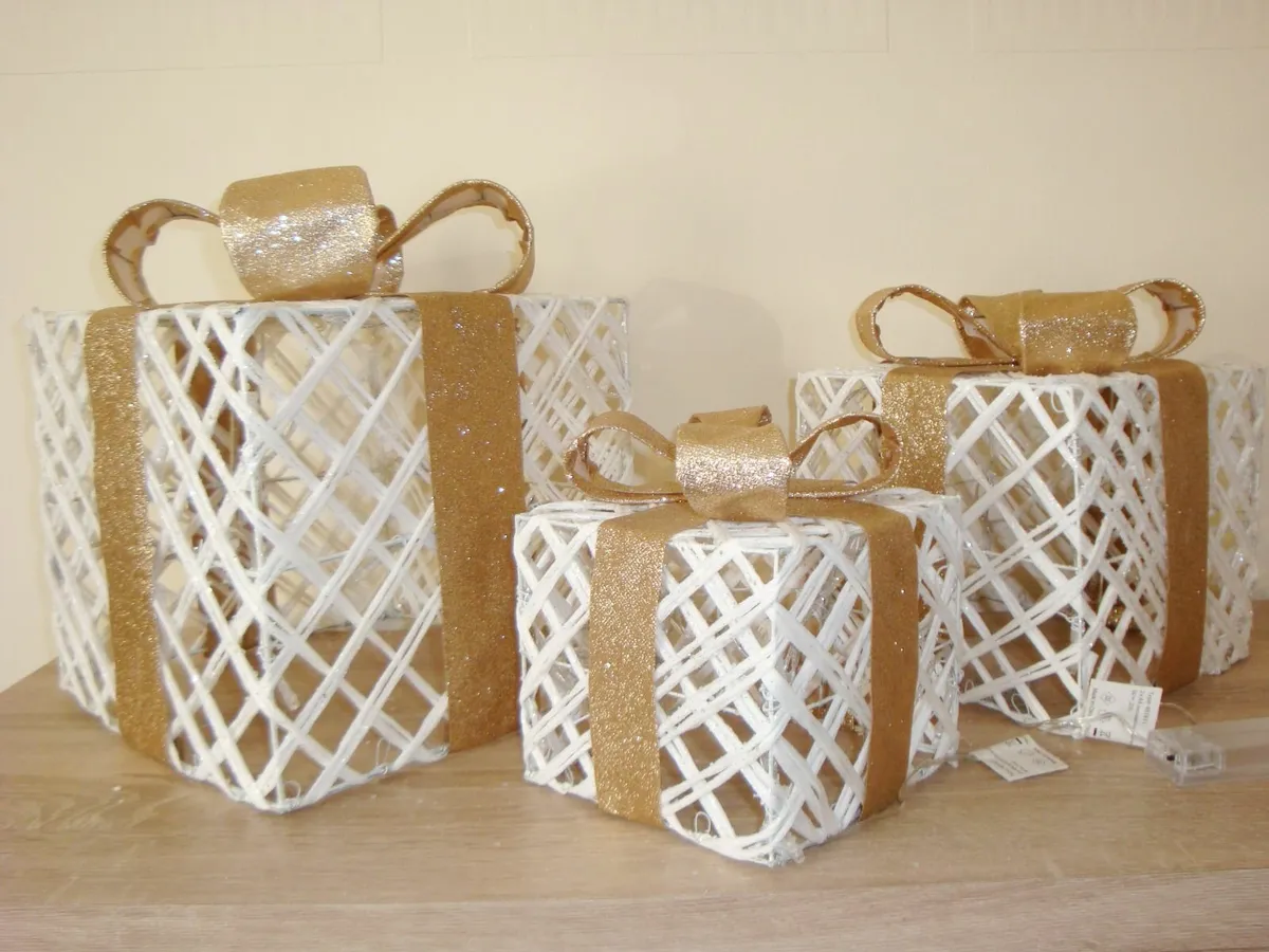 Christmas light gift boxes white and gold - Image 4