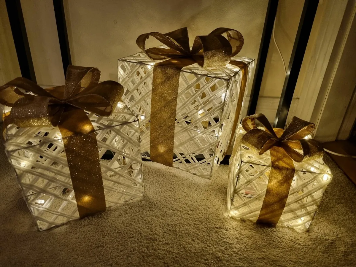 Christmas light gift boxes white and gold - Image 1