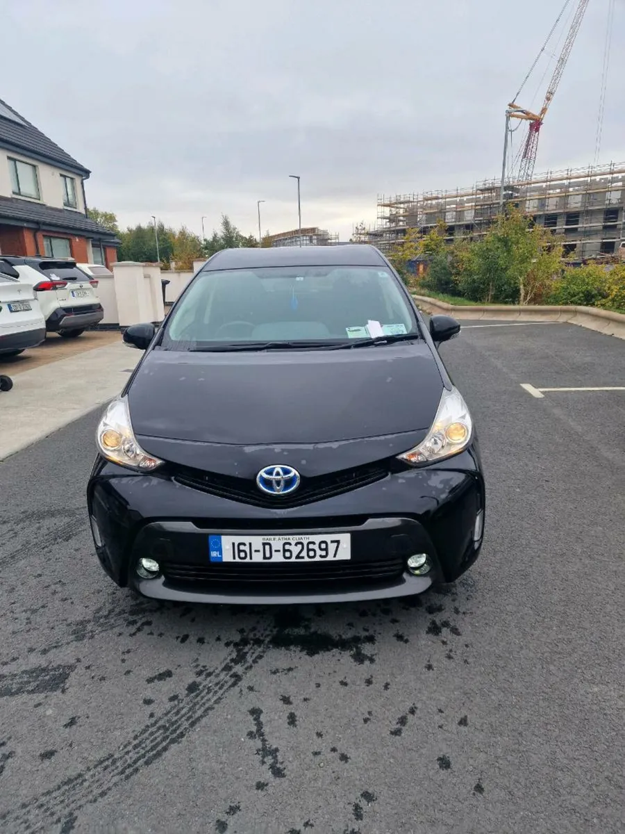 Toyota prius alpha - Image 1