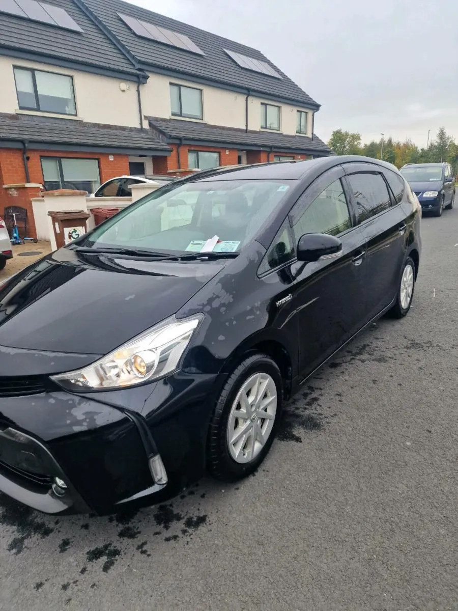 Toyota prius alpha - Image 3