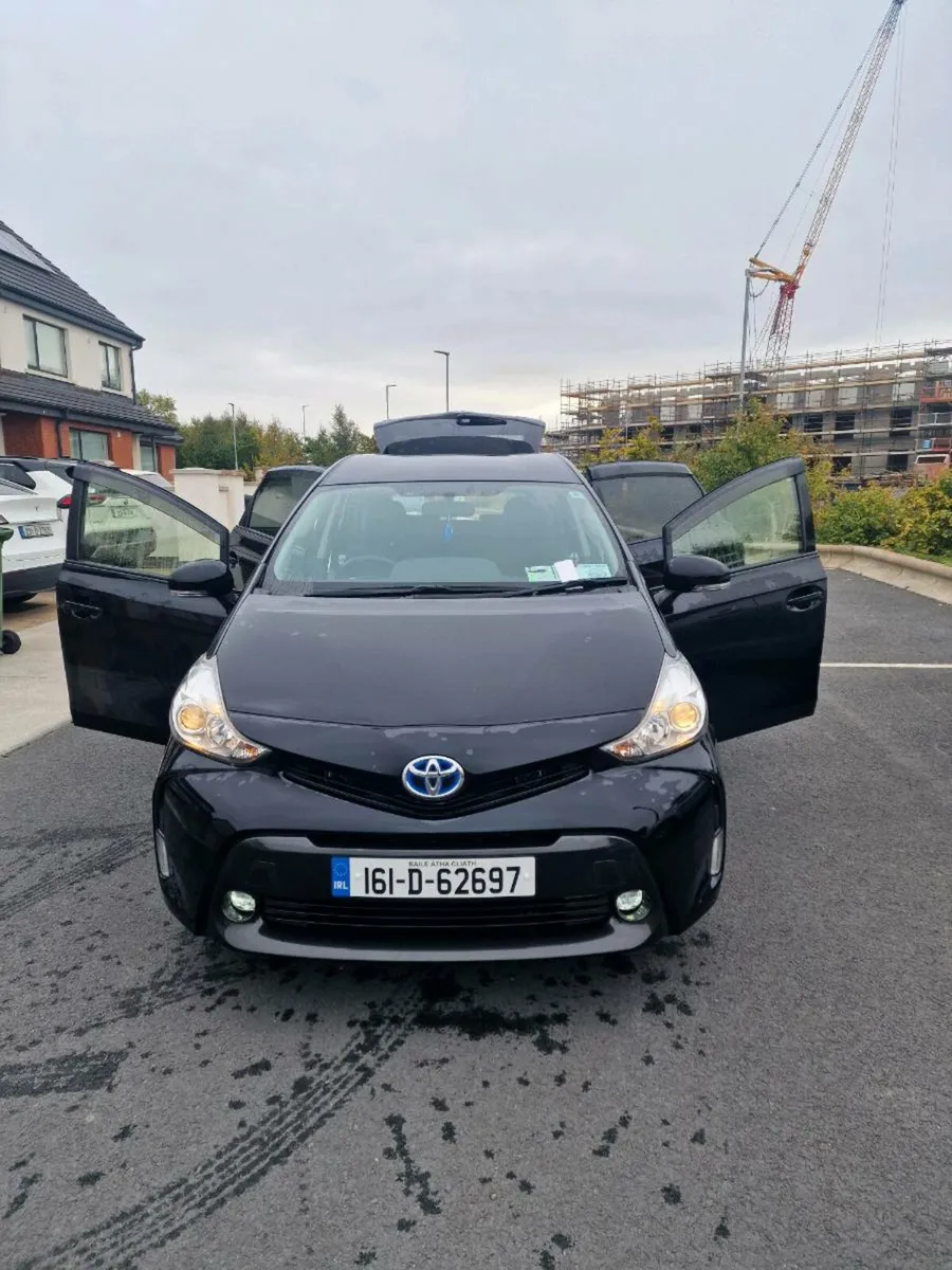 Toyota prius alpha - Image 4