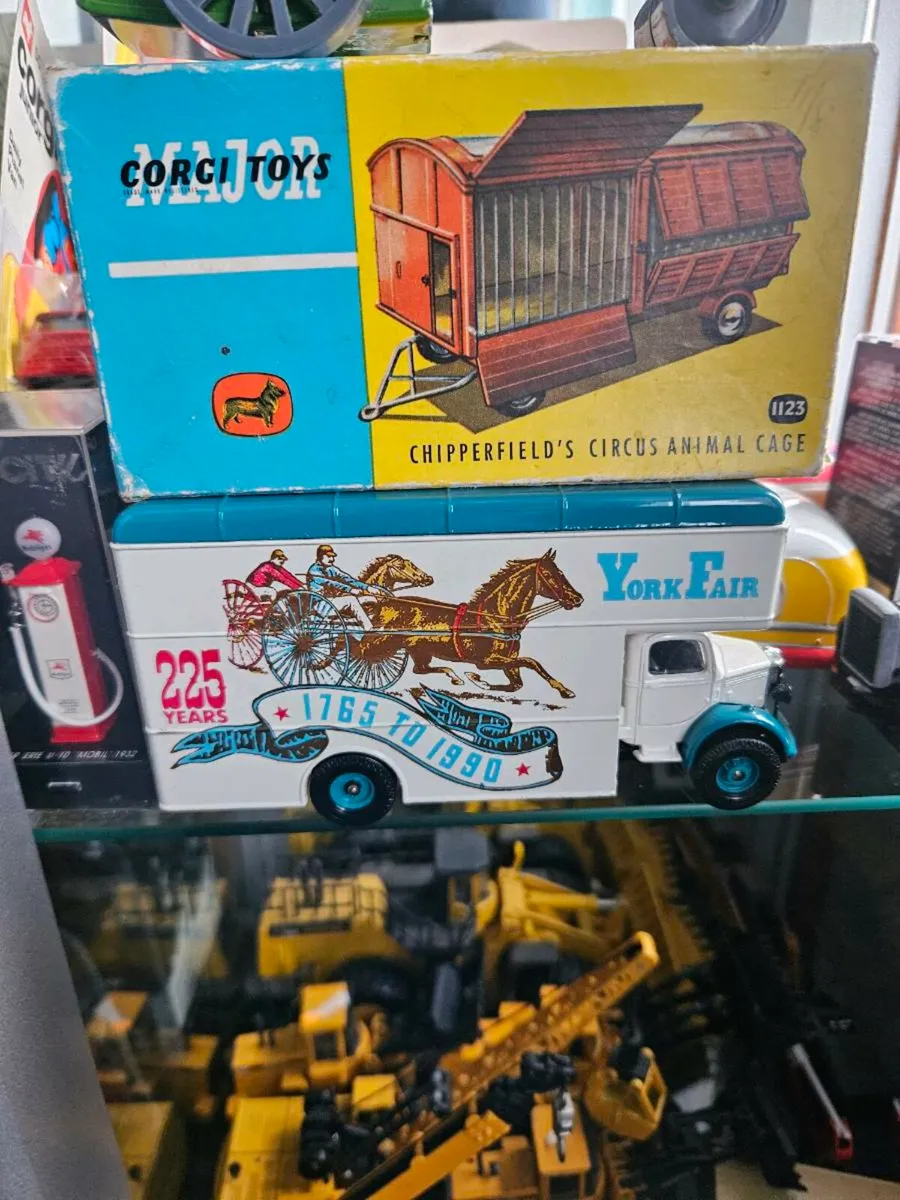 Corgi Circus Fair Ground Showmans Range Truck