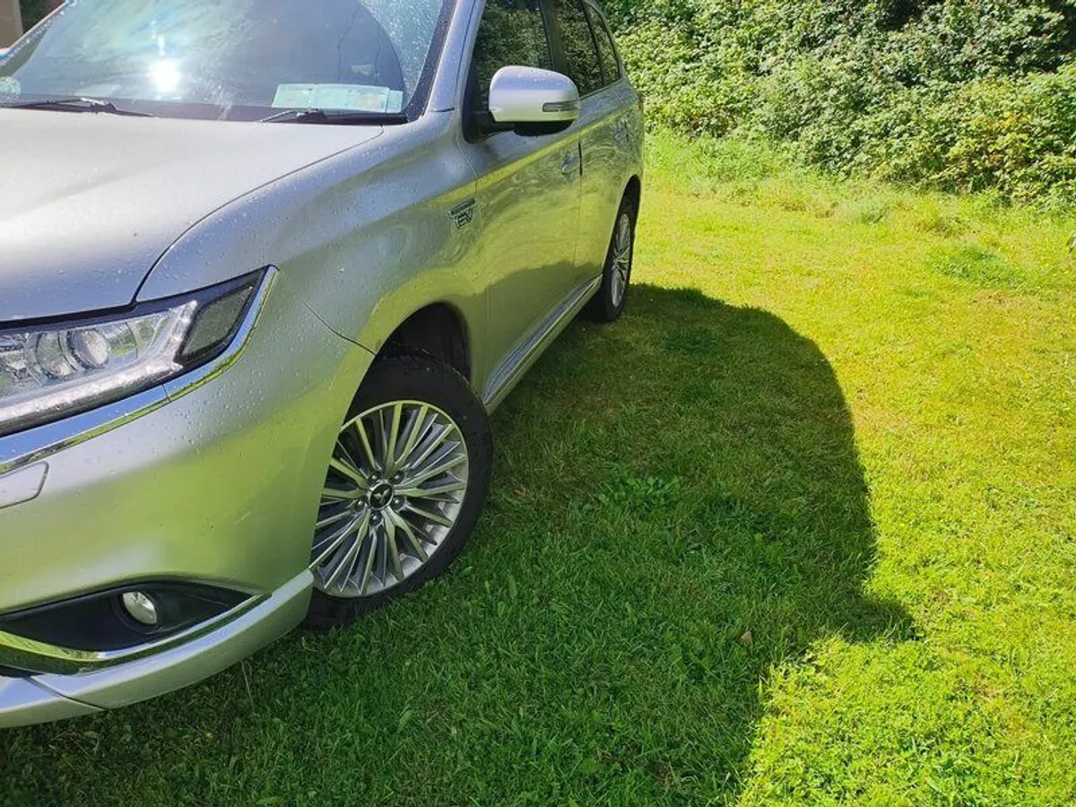 2019 Mitsubishi HYBRID Outlander PHEV Hybrid 2.4L Petrol - Image 3