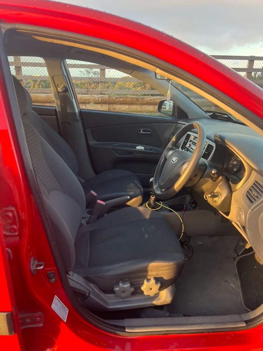 Kia Rio cheap with LONG NCT low mileage - Image 4
