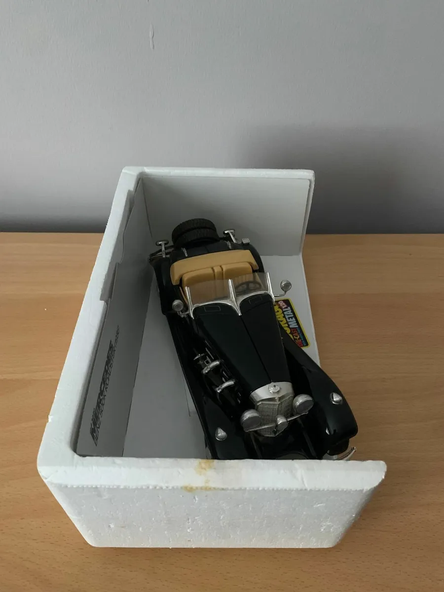 1936 Mercedes Benz Roadster 1/18 Burago Model Car - Image 3