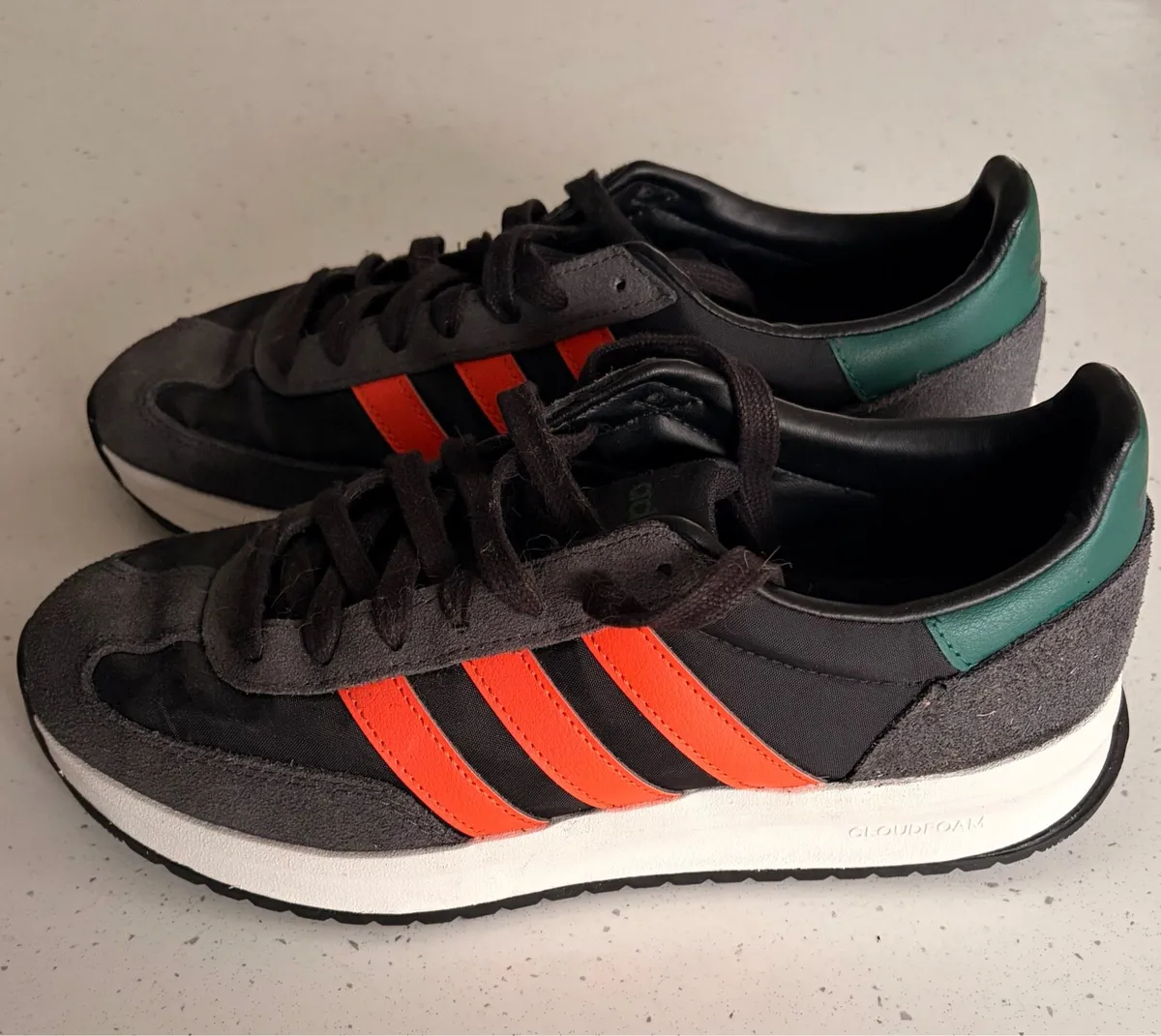 Adidas UK8 Trainers Black - Image 1