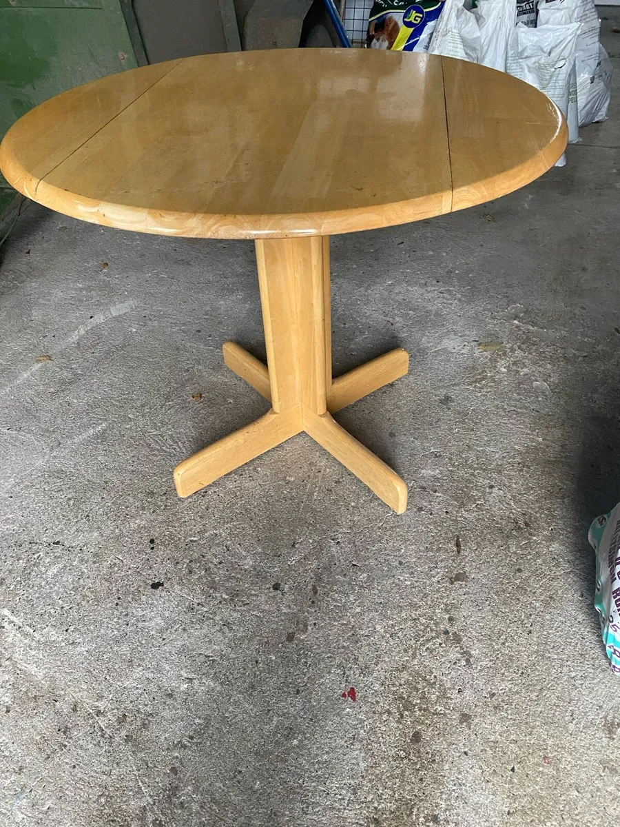 Round table - Image 1