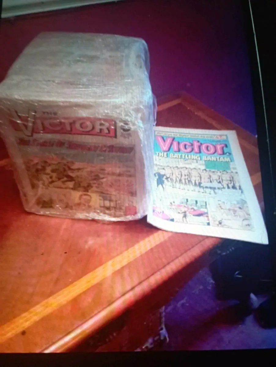 BUNDLE OF VINTAGE VICKTOR WAR COMICS - Image 1