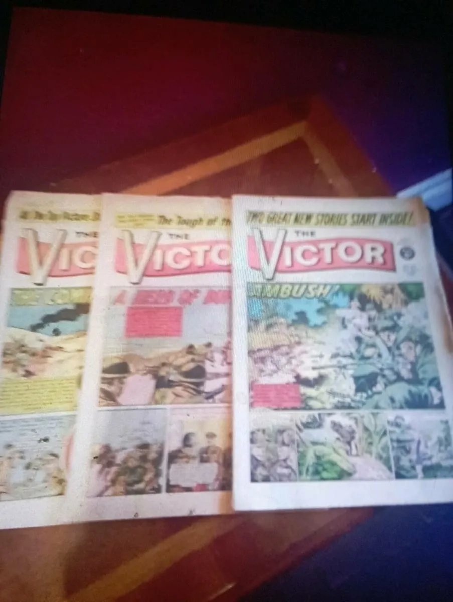 BUNDLE OF VINTAGE VICKTOR WAR COMICS - Image 2