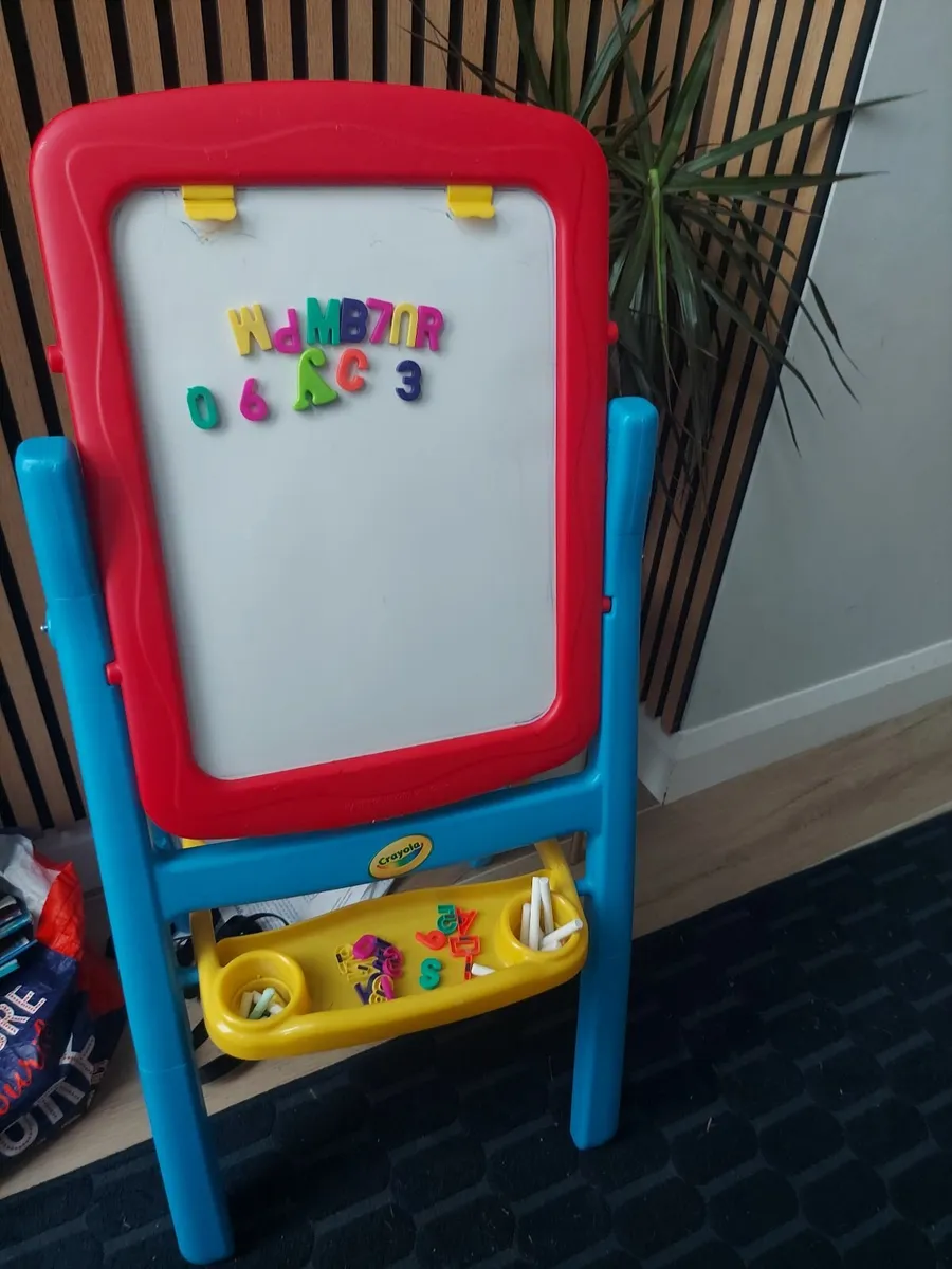 Crayola Easel - Image 1