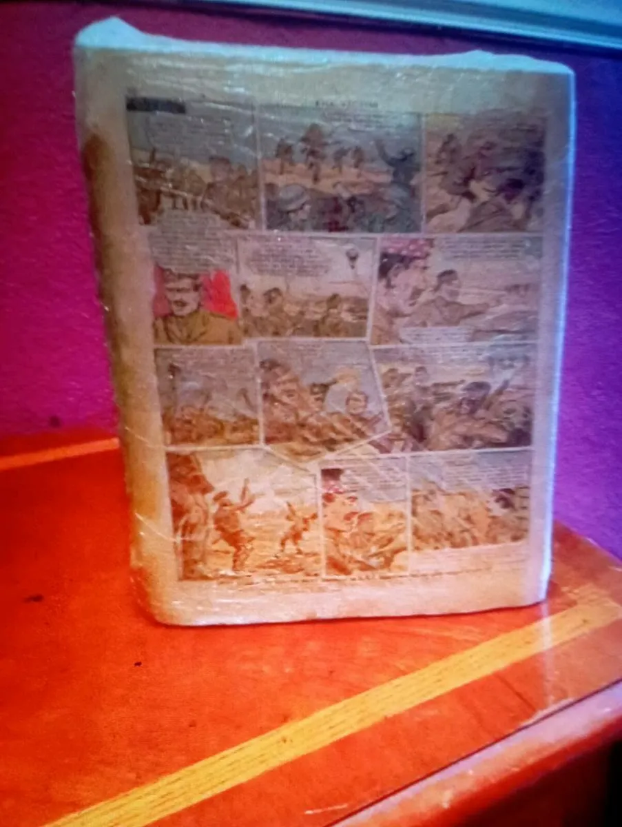 BUNDLE OF VINTAGE VICKTOR WAR COMICS - Image 4