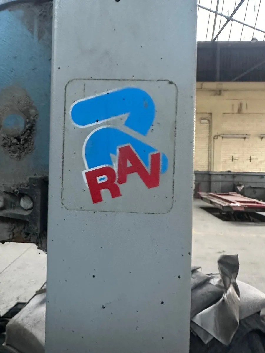 RAV 4 POSTER LIFT - Image 2