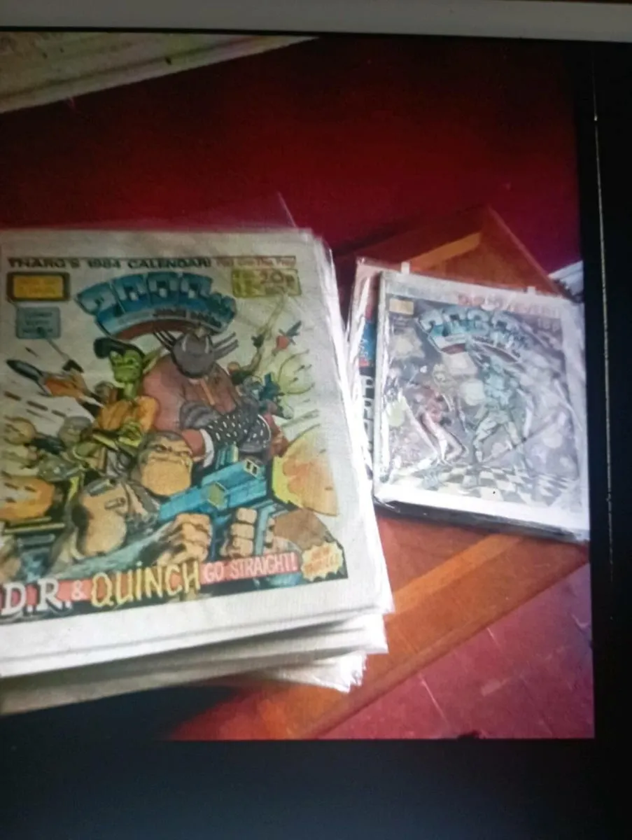 A LARGE  SECLECTION OF 200O AD JUDGE DREDD COIMICS - Image 1