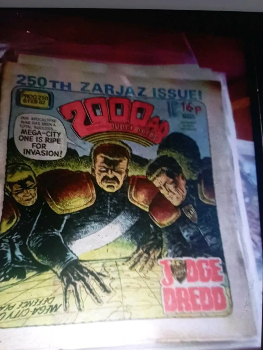 A LARGE  SECLECTION OF 200O AD JUDGE DREDD COIMICS - Image 2