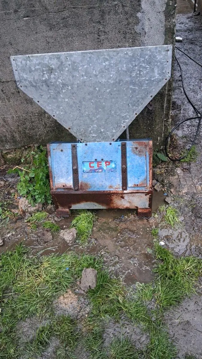 Cashman feeders - Image 1