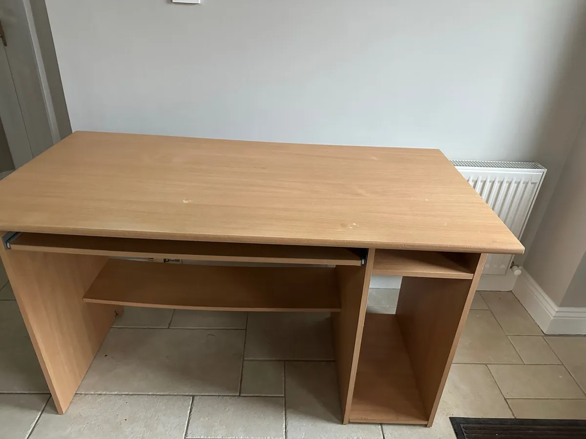 Free desk - Image 1