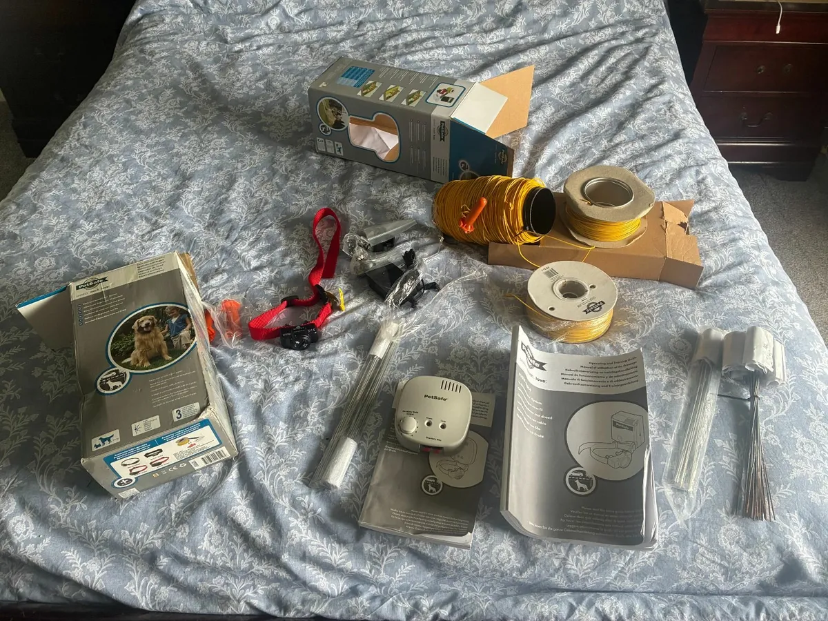 Petsafe Containment Unit and Accessories - Image 1